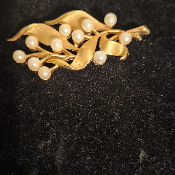 Elegant Gold and Pearl Brooch Trifari - Picture 2 of 2